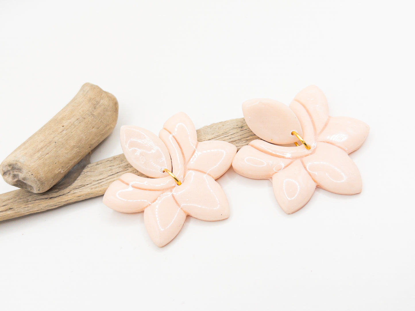 Oorbellen in bleek roze in bloemvorm Lotus