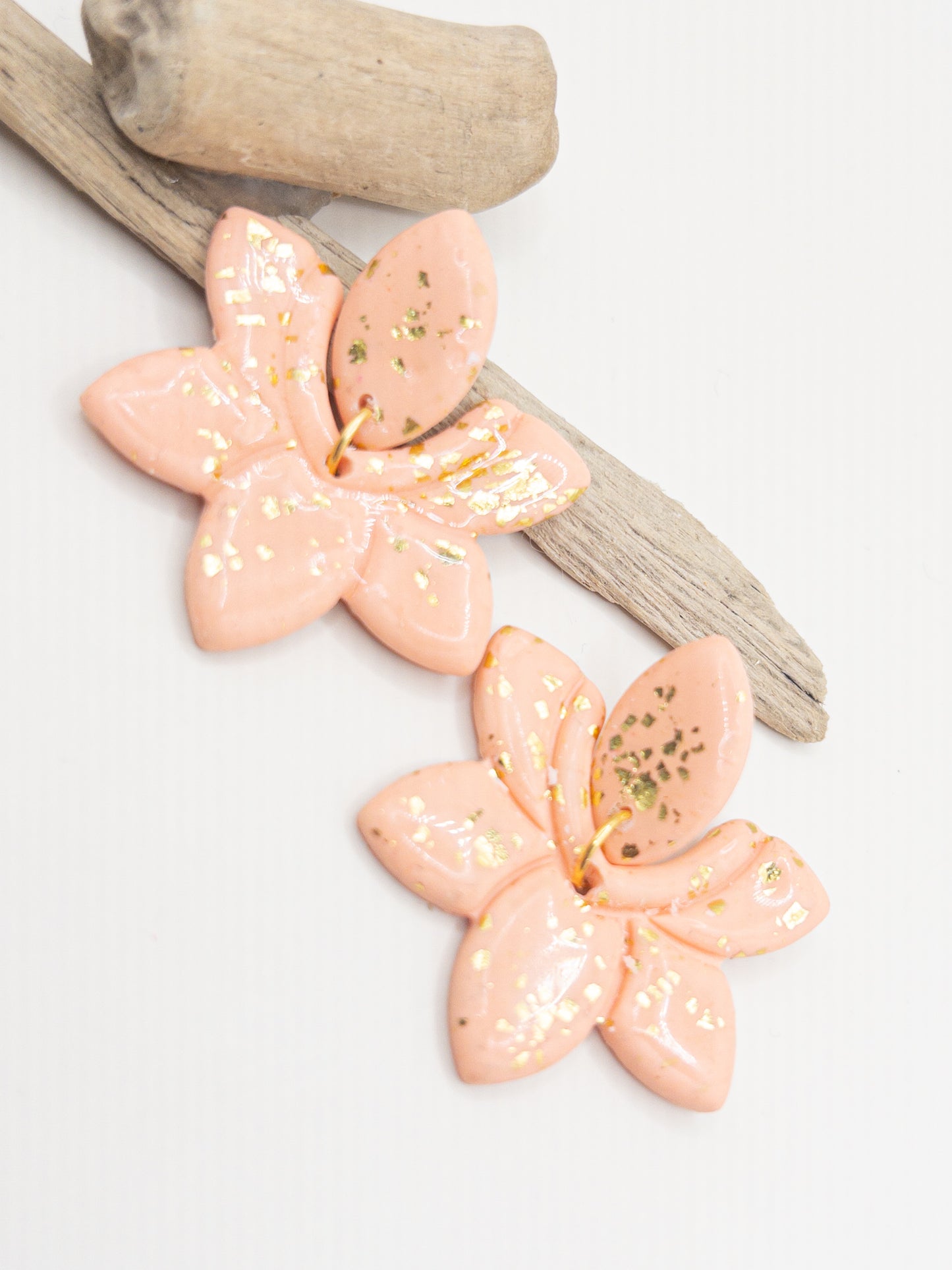 Oorbellen in Lotus bloem vorm in perzik kleur met goud
