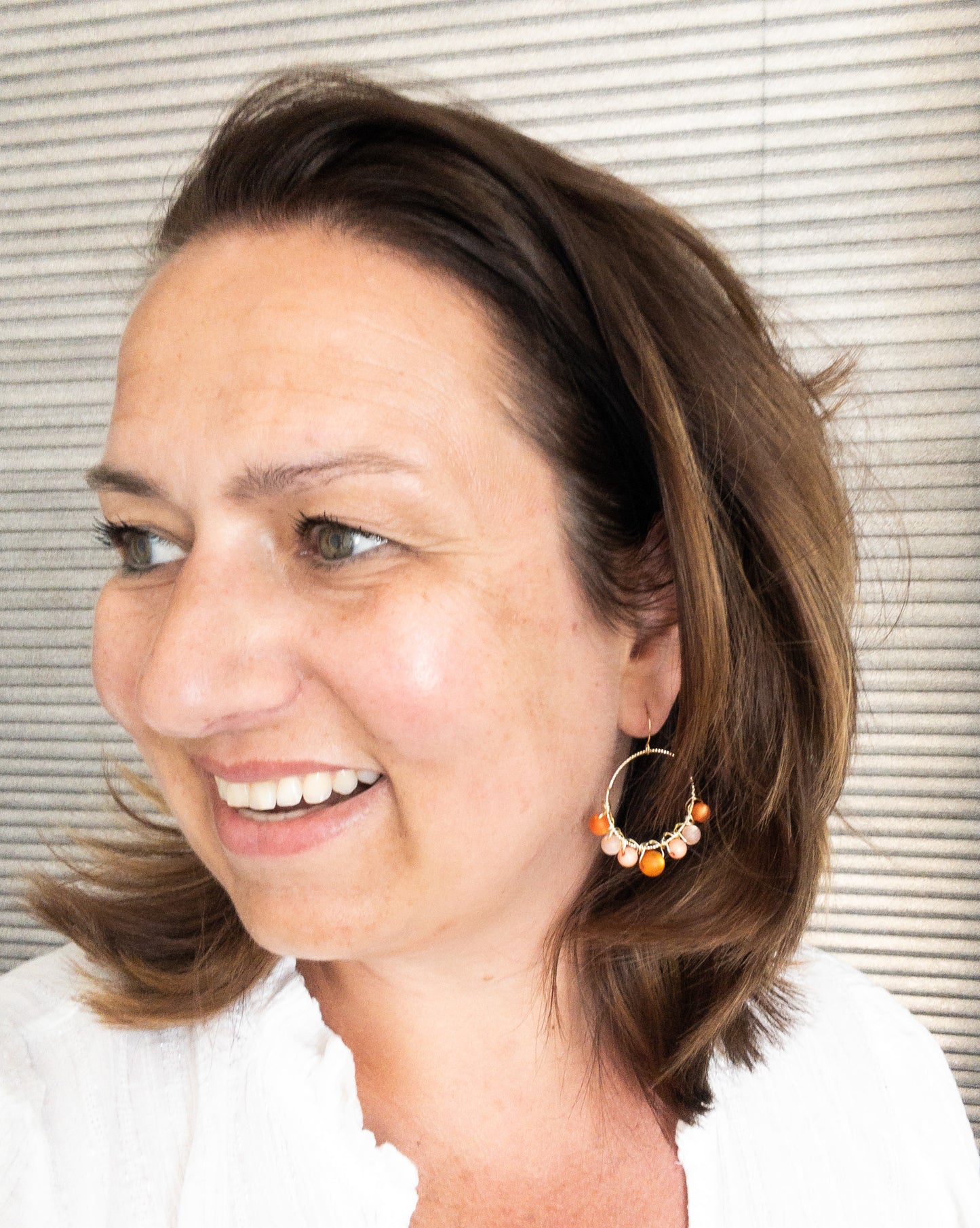 Oorbellen met gouden ringen en oranje kralen