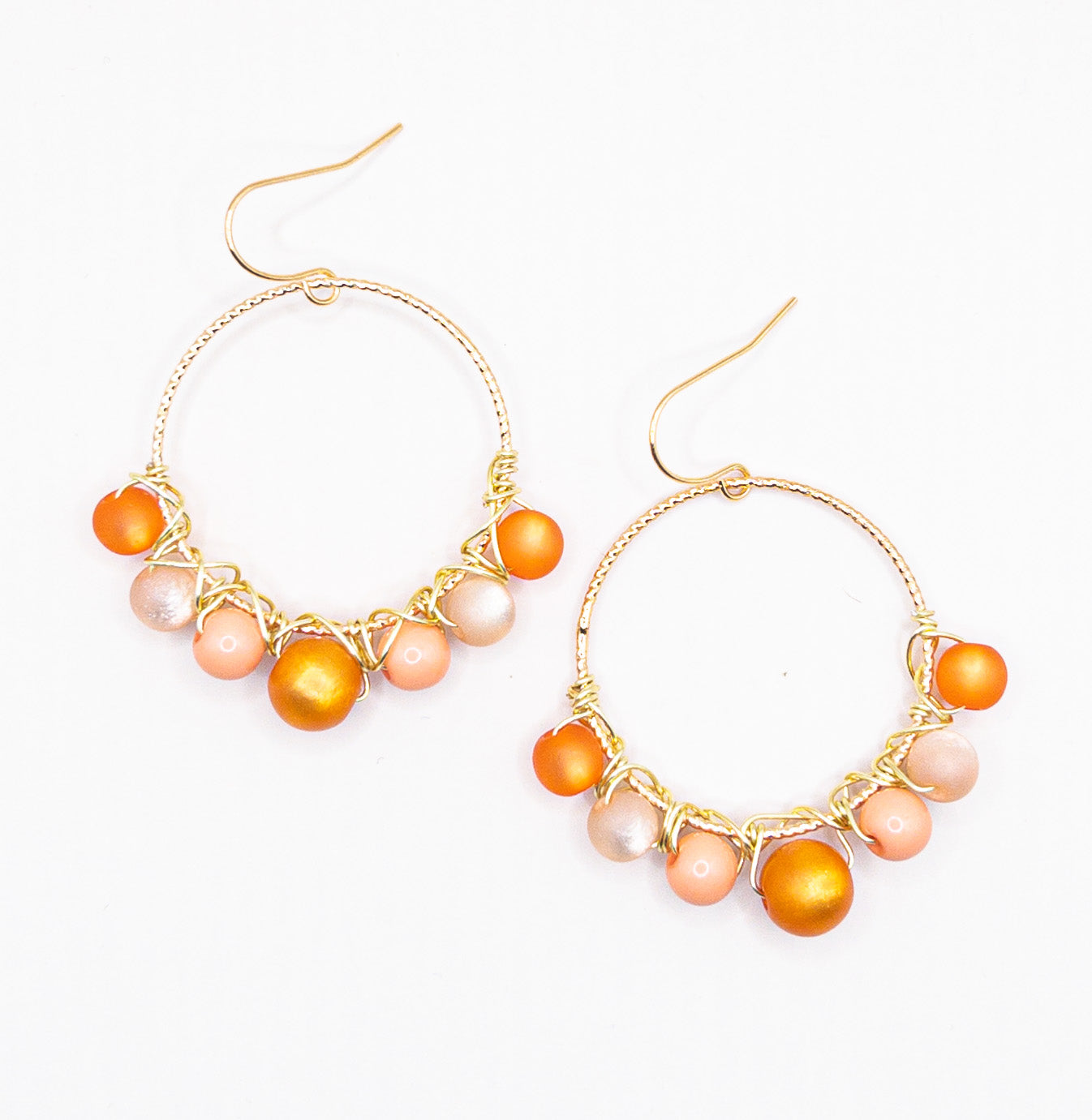Oorbellen met gouden ringen en oranje kralen