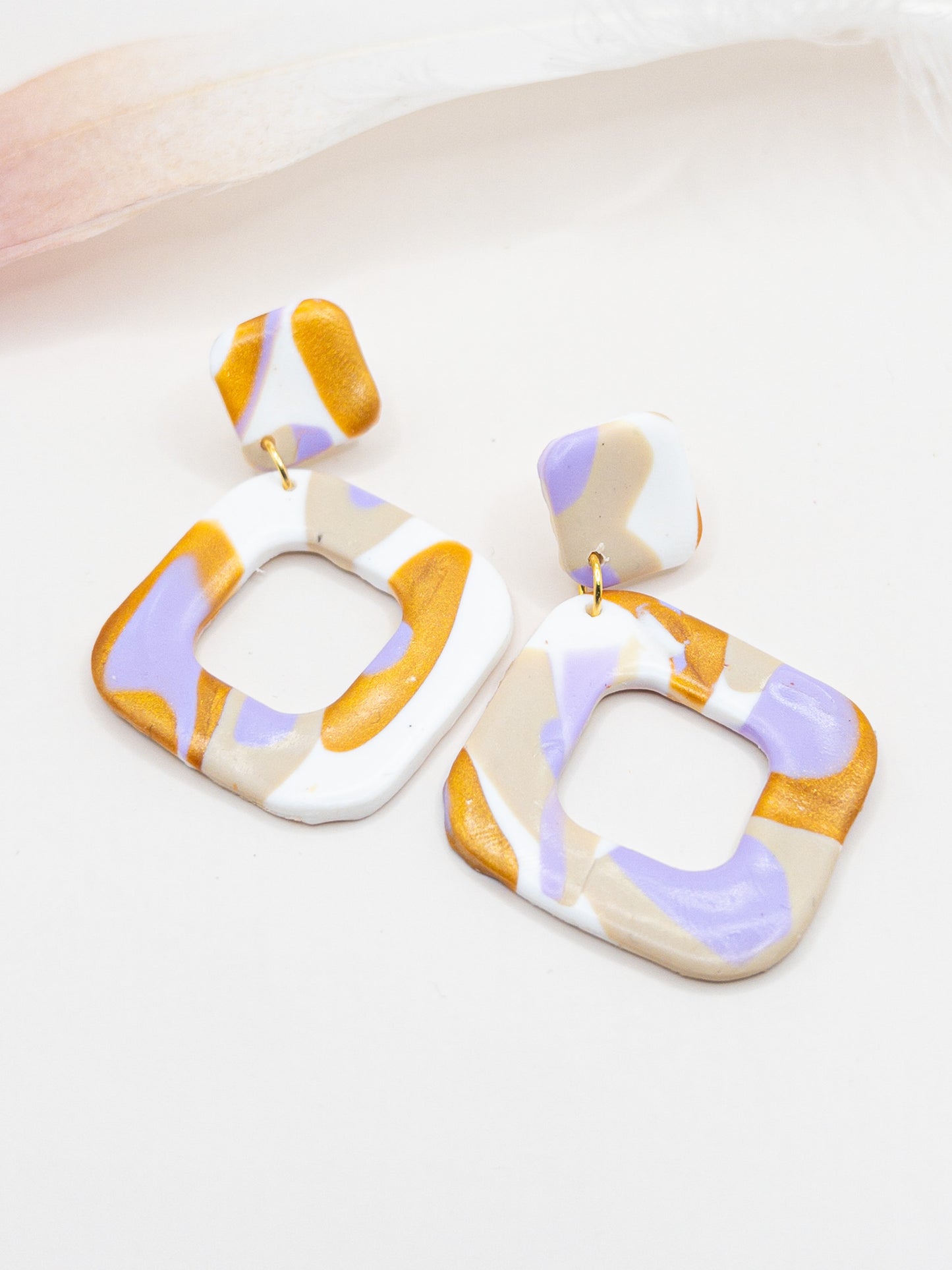 Oorbellen Lilly goud wit lila beige
