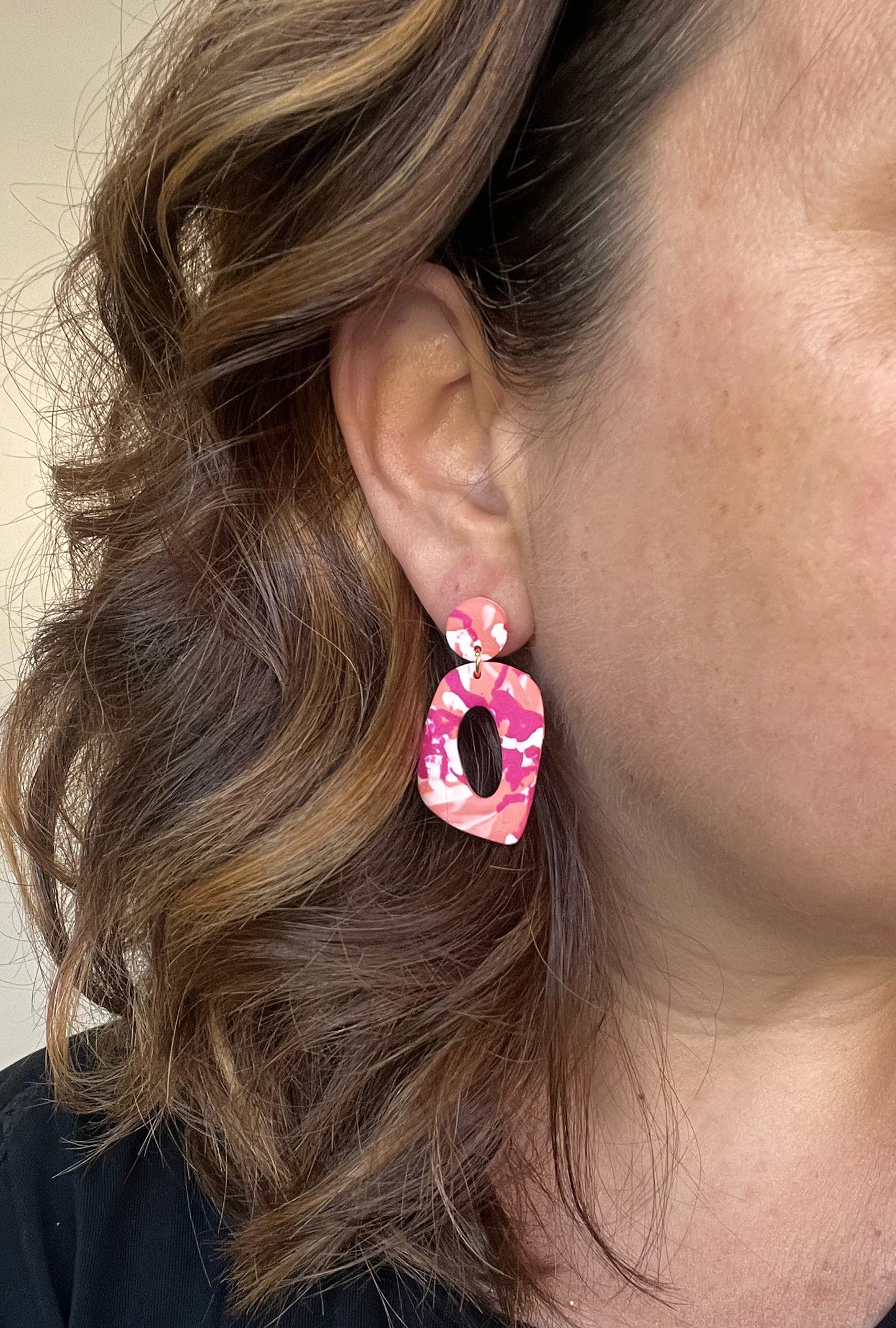 Oorbellen Pom Graphe Pink White roze wit goud