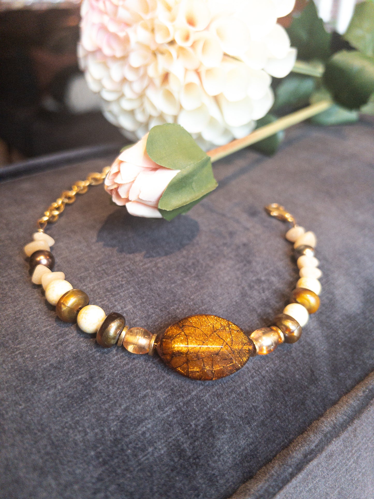 Armband amber goud wit kralen