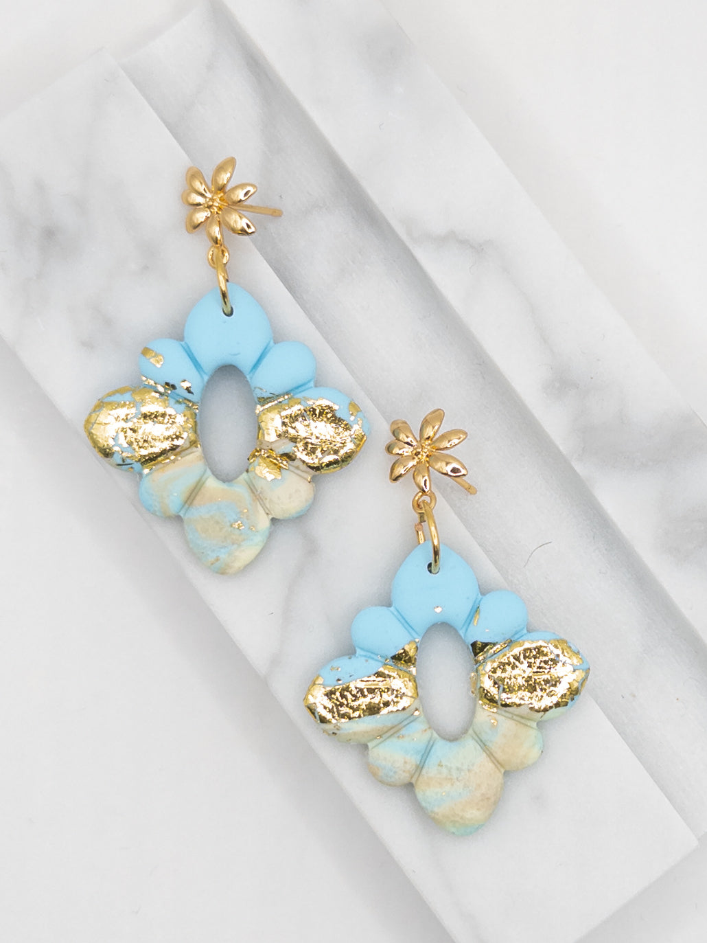 Oorbellen Daisy blauw zacht geel goud en zandkleur