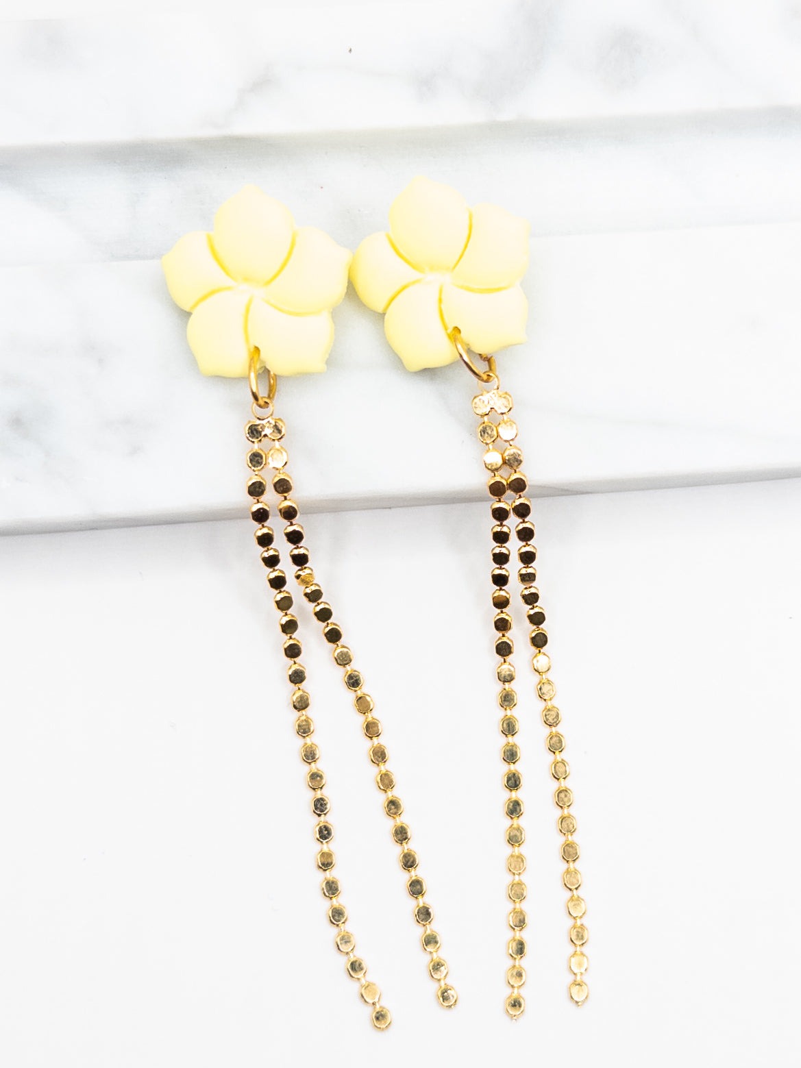 Trendy oorbellen geel goud bloem