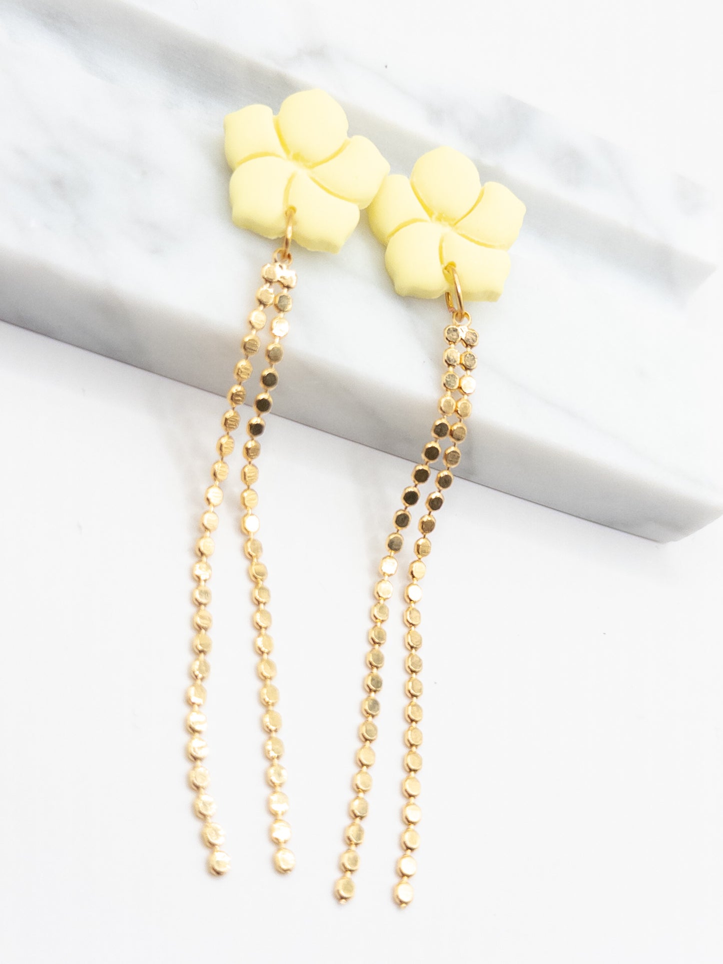 Trendy oorbellen geel goud bloem