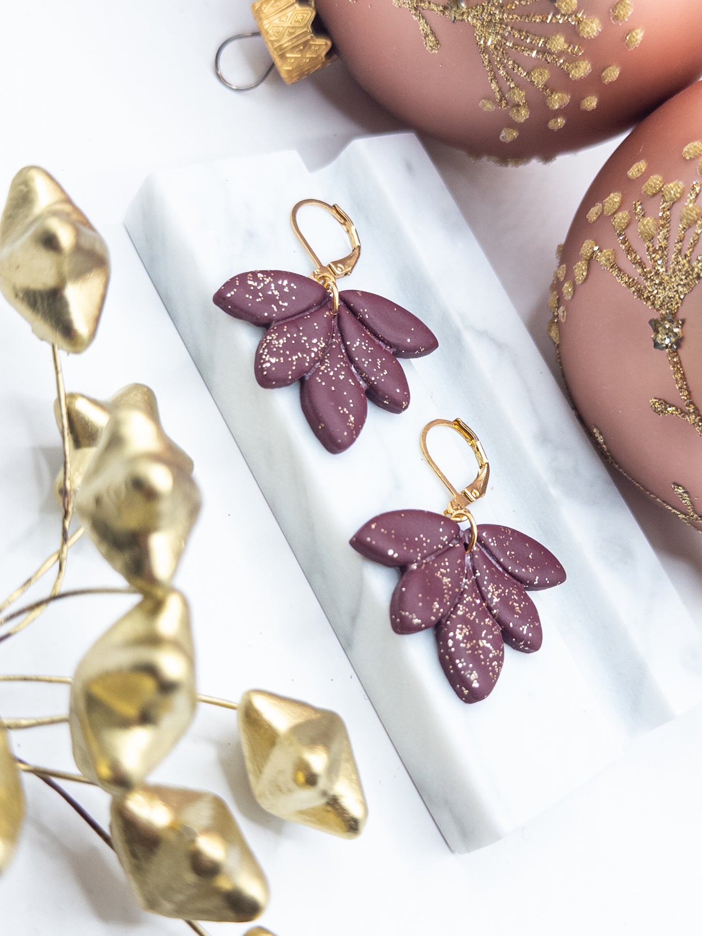 Oorbellen Lotus Bordeaux goud glitter