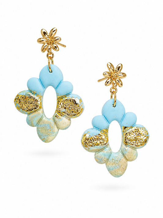 Oorbellen Daisy blauw zacht geel goud en zandkleur