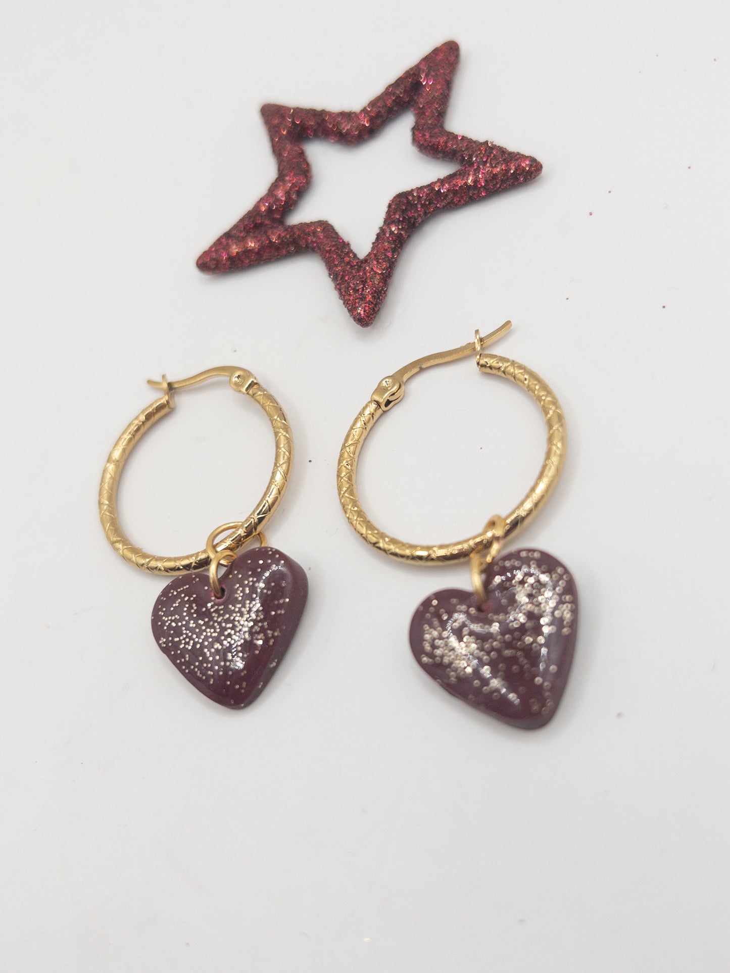 Creolen met hartjes burgundy goud glitter