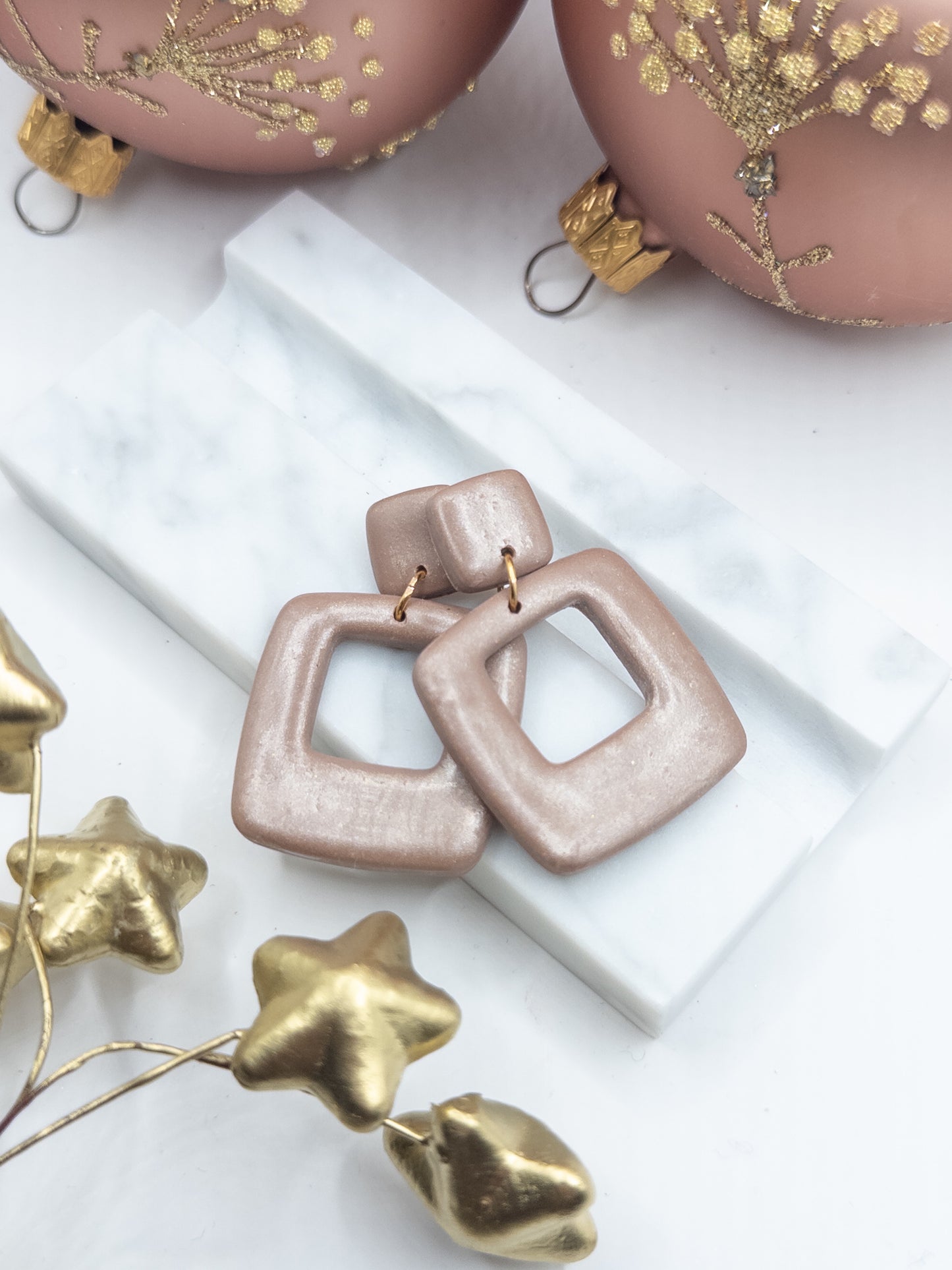 Oorbellen Pom taupe glans