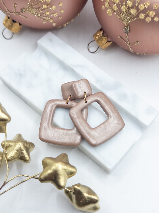 Oorbellen Pom taupe glans