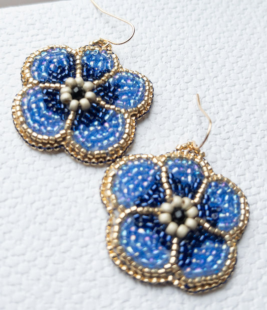 Geborduurd oorbellen bloem blauw goud haakjes 
