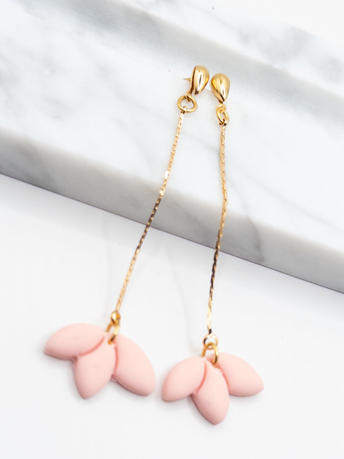 Oorbellen pale pink goud bloem mini