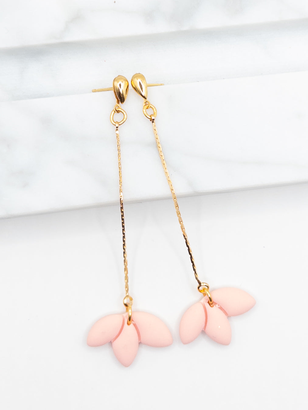 Oorbellen pale pink goud bloem mini