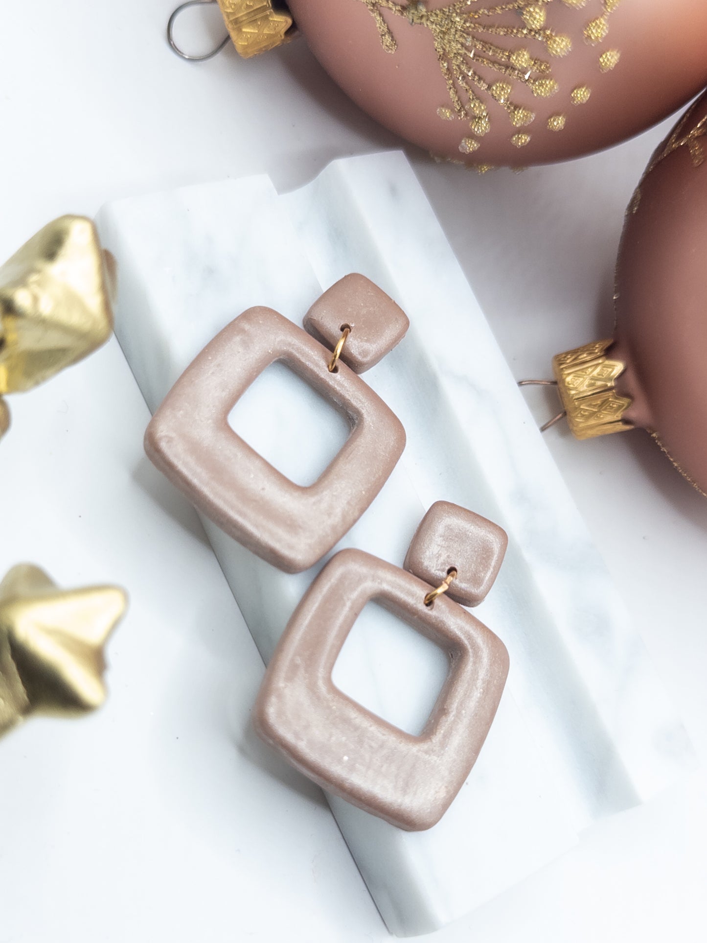 Oorbellen Pom taupe glans