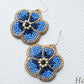Geborduurd oorbellen bloem blauw goud haakjes 