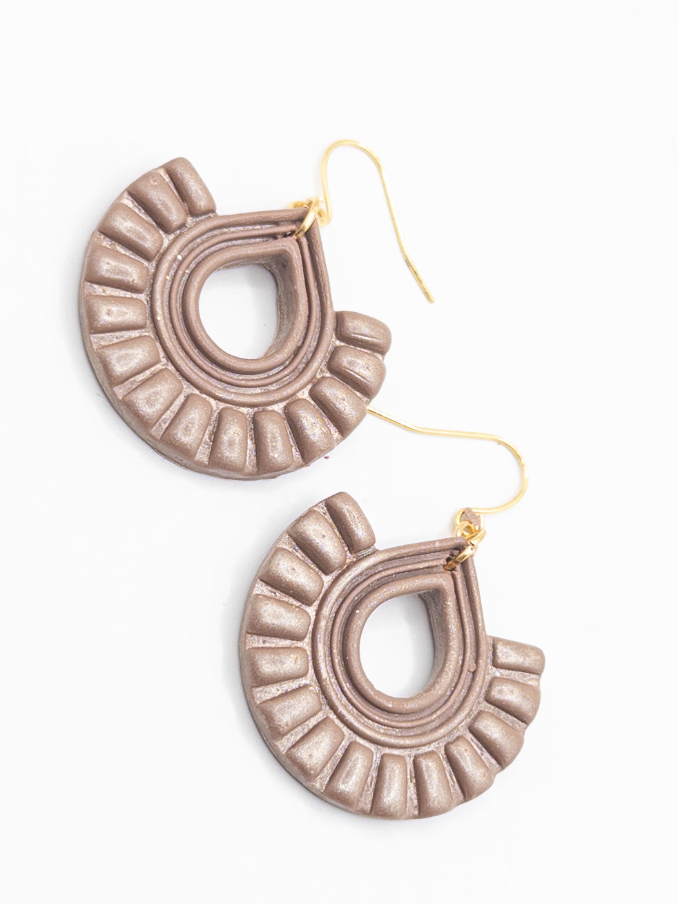 Oorbellen Boho taupe glans