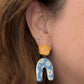 Madelief oorbellen goud blauw