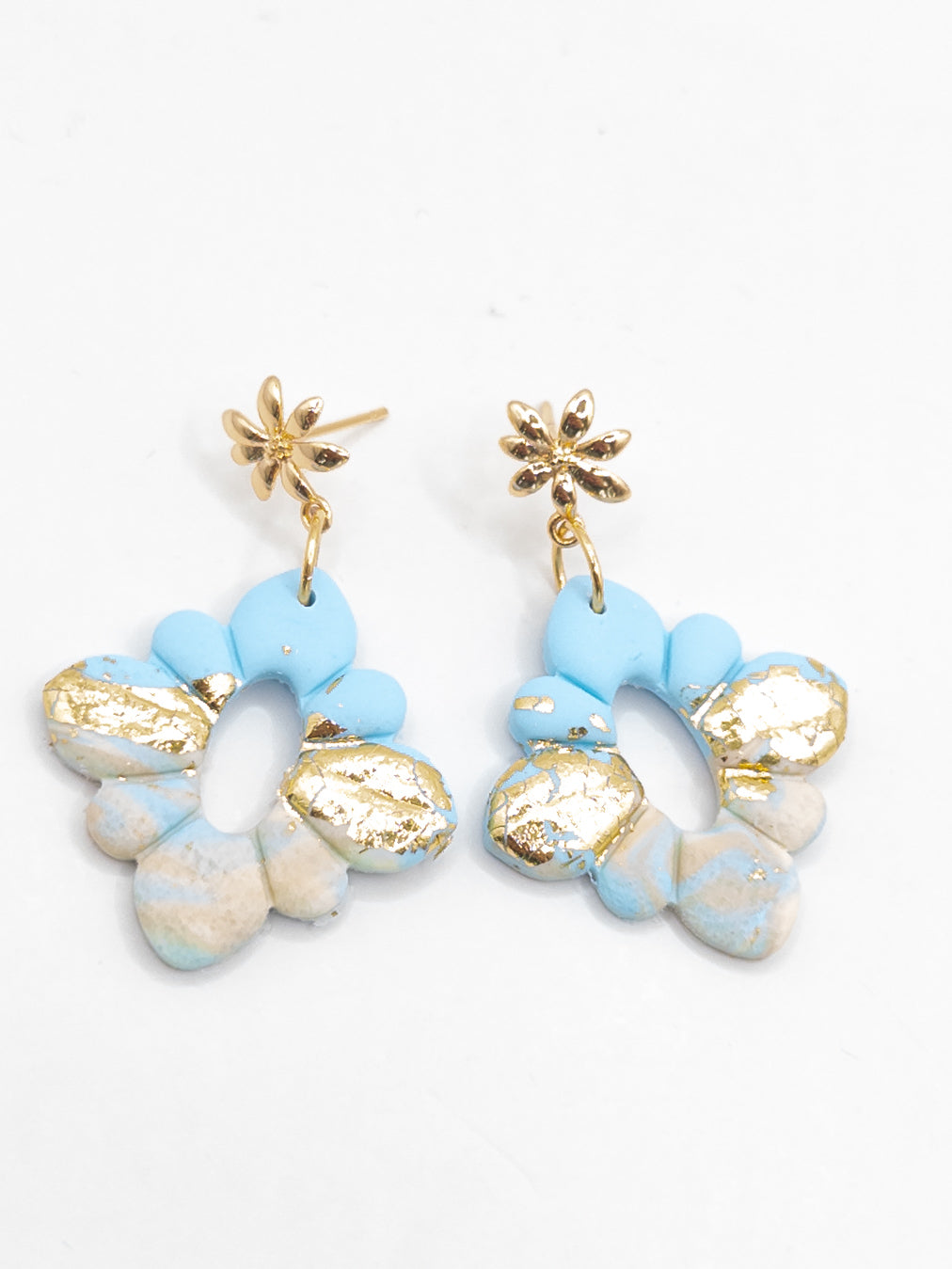 Oorbellen Daisy blauw zacht geel goud en zandkleur