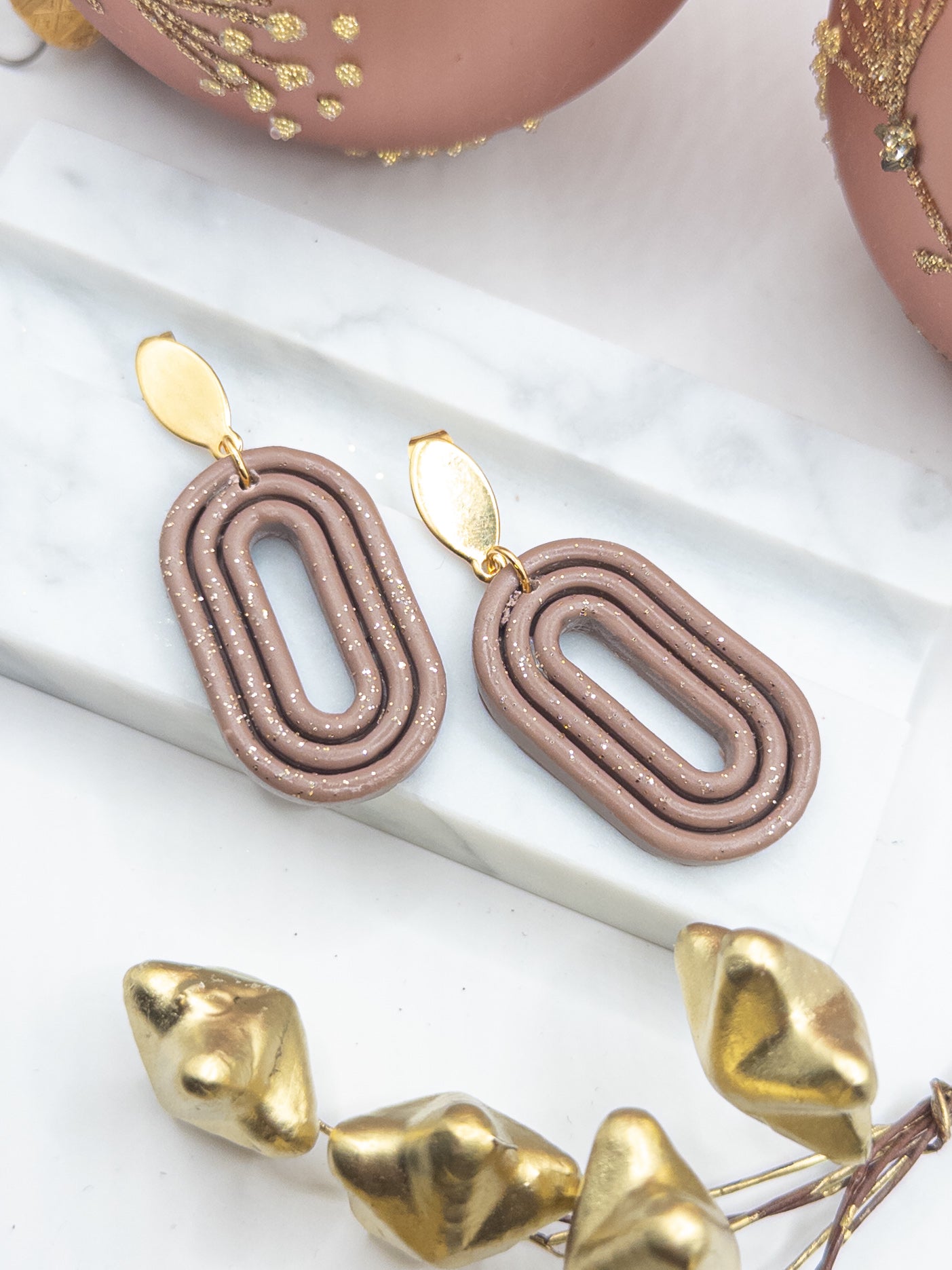 Oorbellen Oval taupe glitter