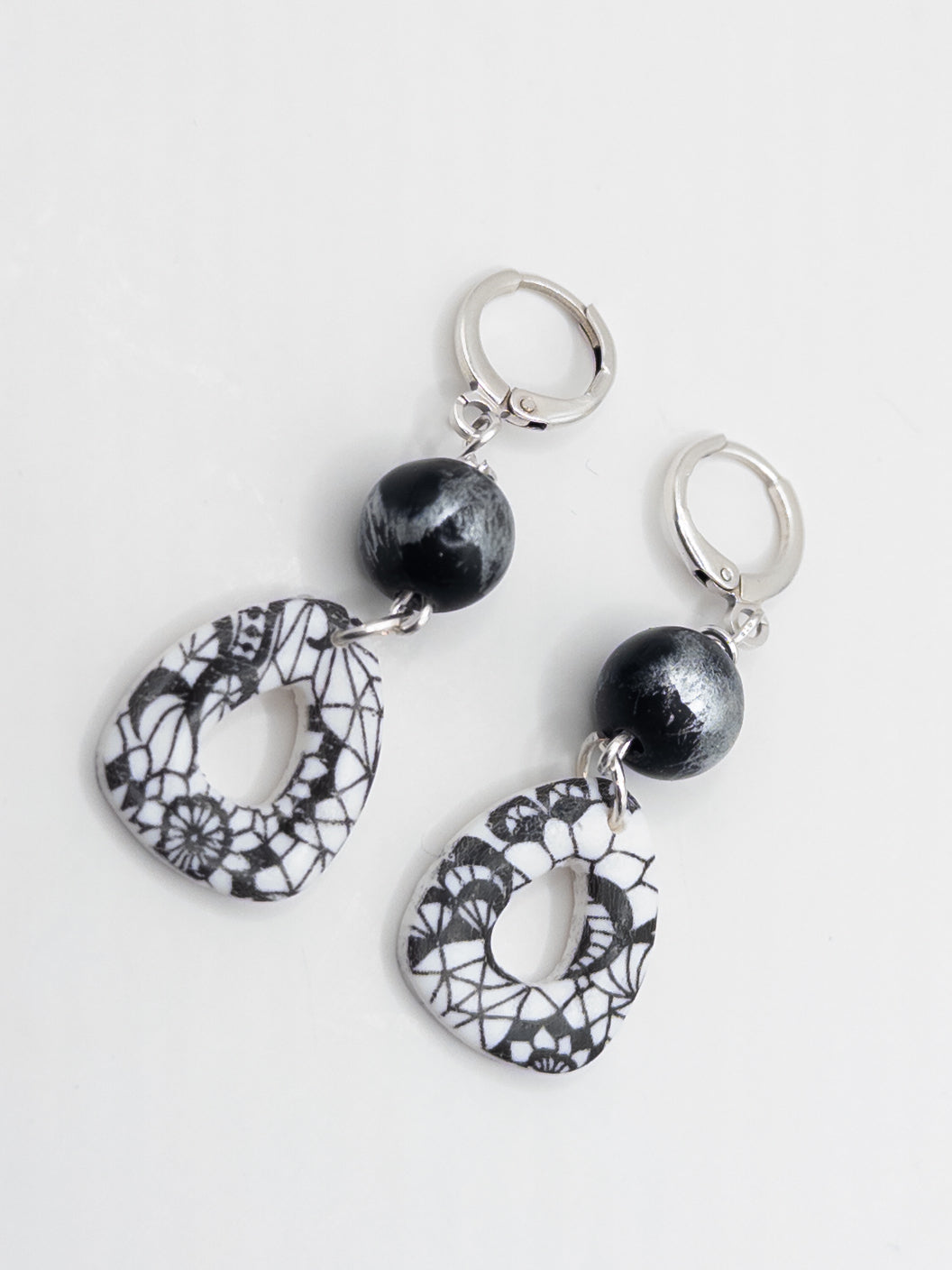 Ink Lace oorbellen zwart wit zilver driehoek