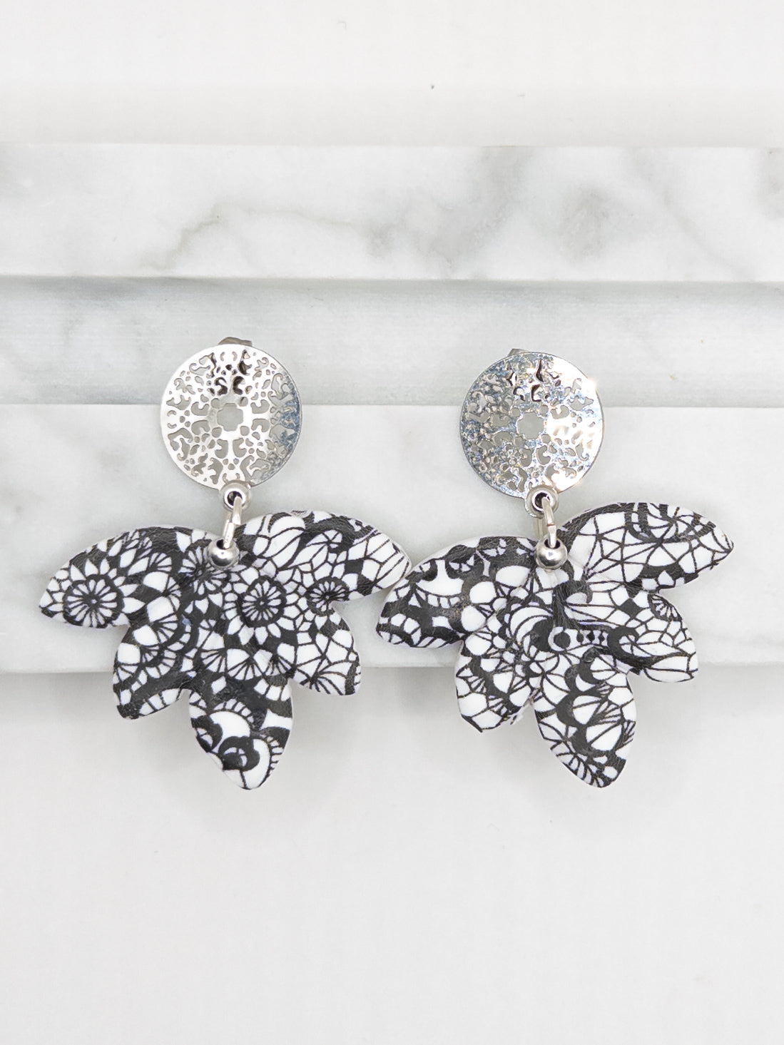 Ink Lace oorbellen Lotus zilver zwart wit
