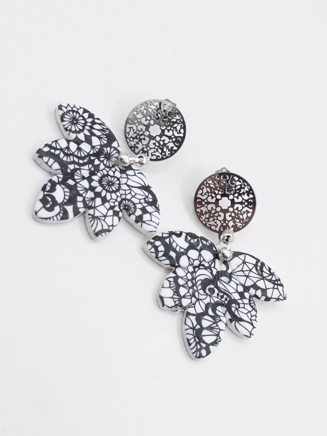 Ink Lace oorbellen Lotus zilver zwart wit