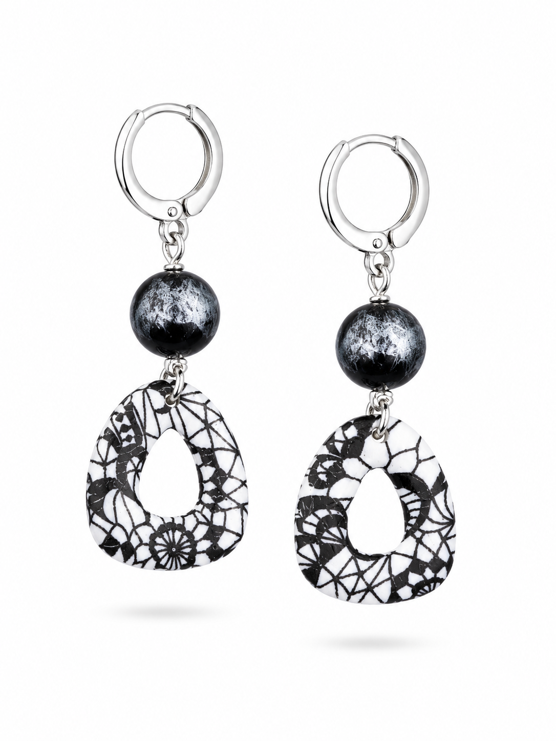 Ink Lace oorbellen zwart wit zilver driehoek