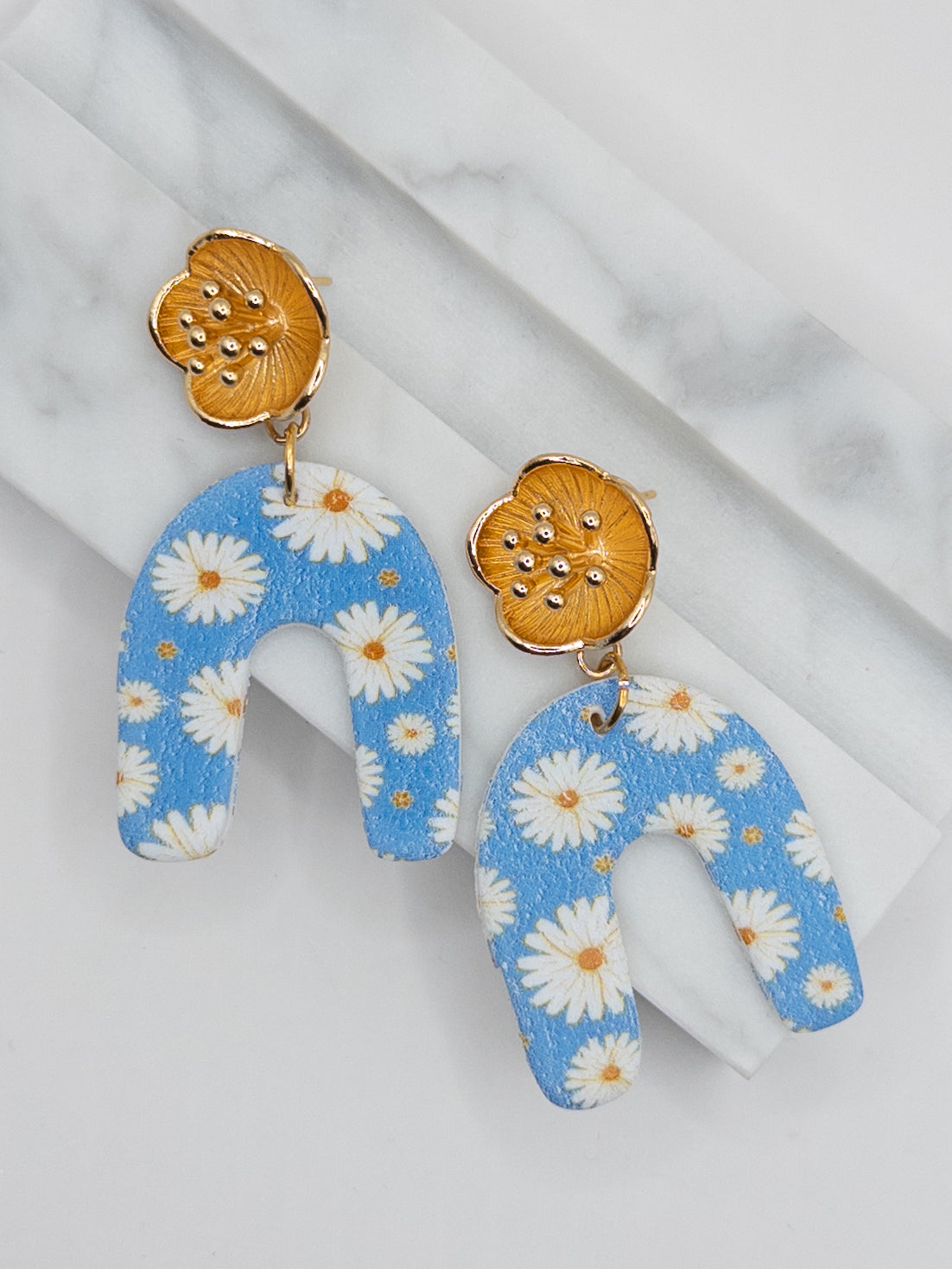 Madelief oorbellen goud blauw