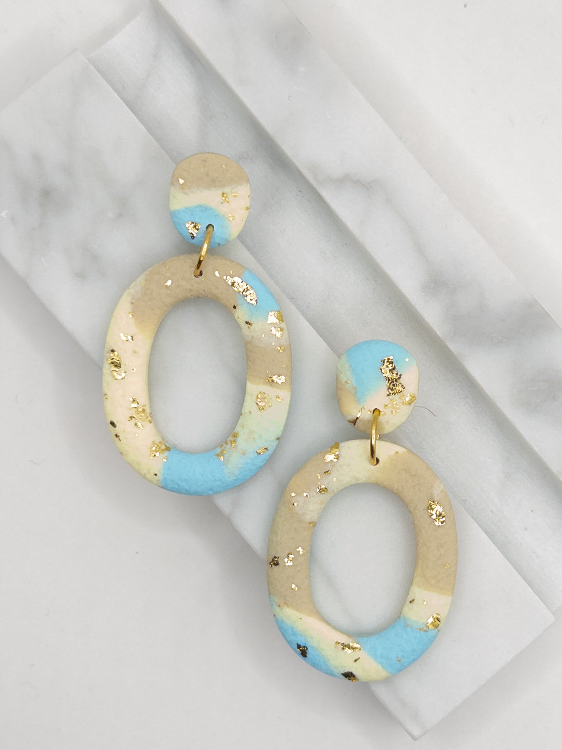 Oorbellen Oval geel, lichtblauw, zand en goud