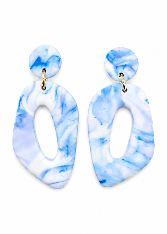 Oorbellen Pom White Blue lichtgewicht wit blauw goud