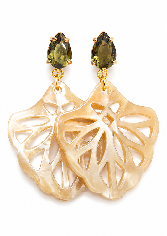 Model Nessrin glassteker met boho hanger