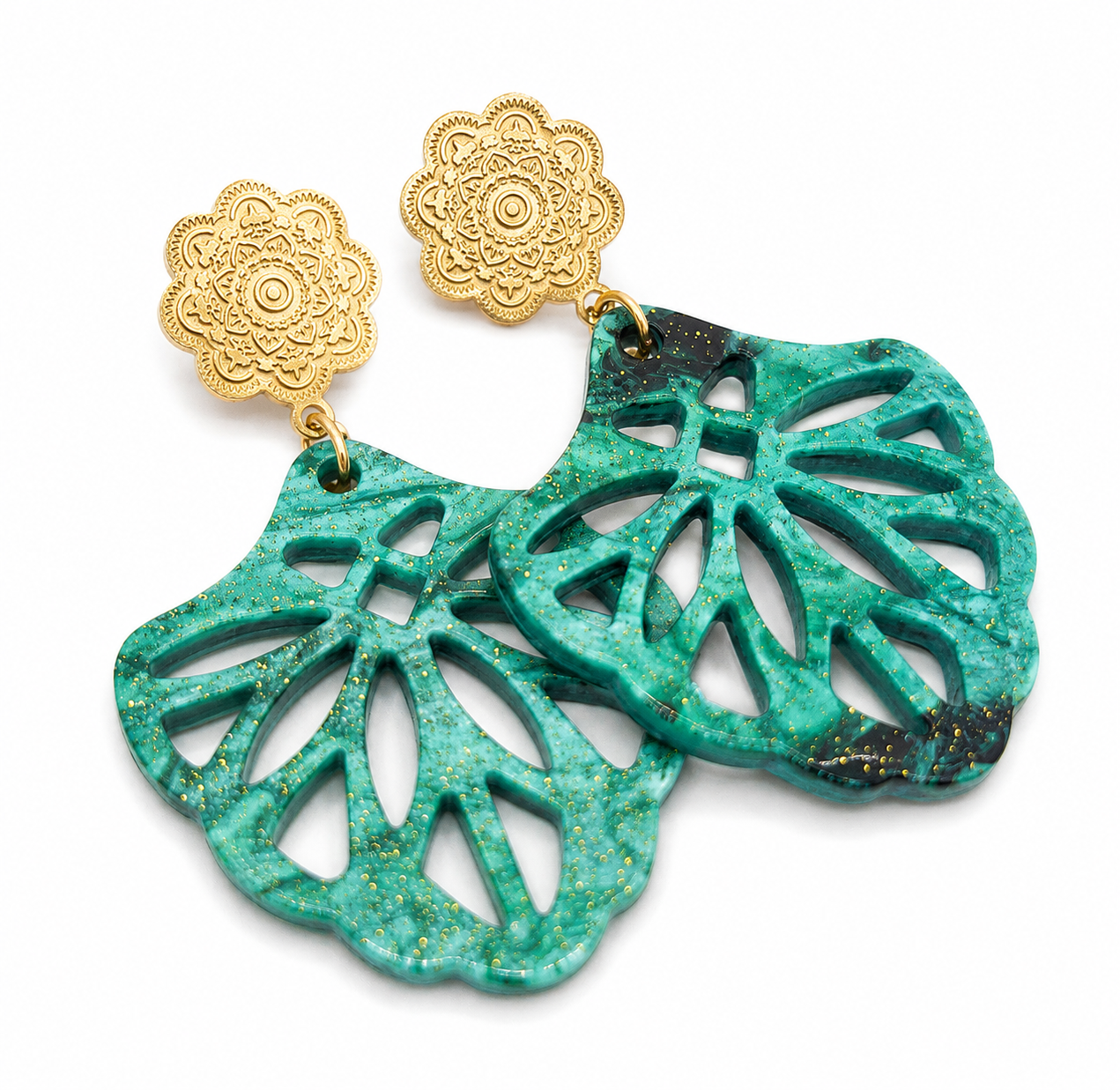 Model Yasmine goudkleurige bloemoorsteker met groene boho hanger
