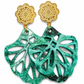 Model Yasmine goudkleurige bloemoorsteker met groene boho hanger