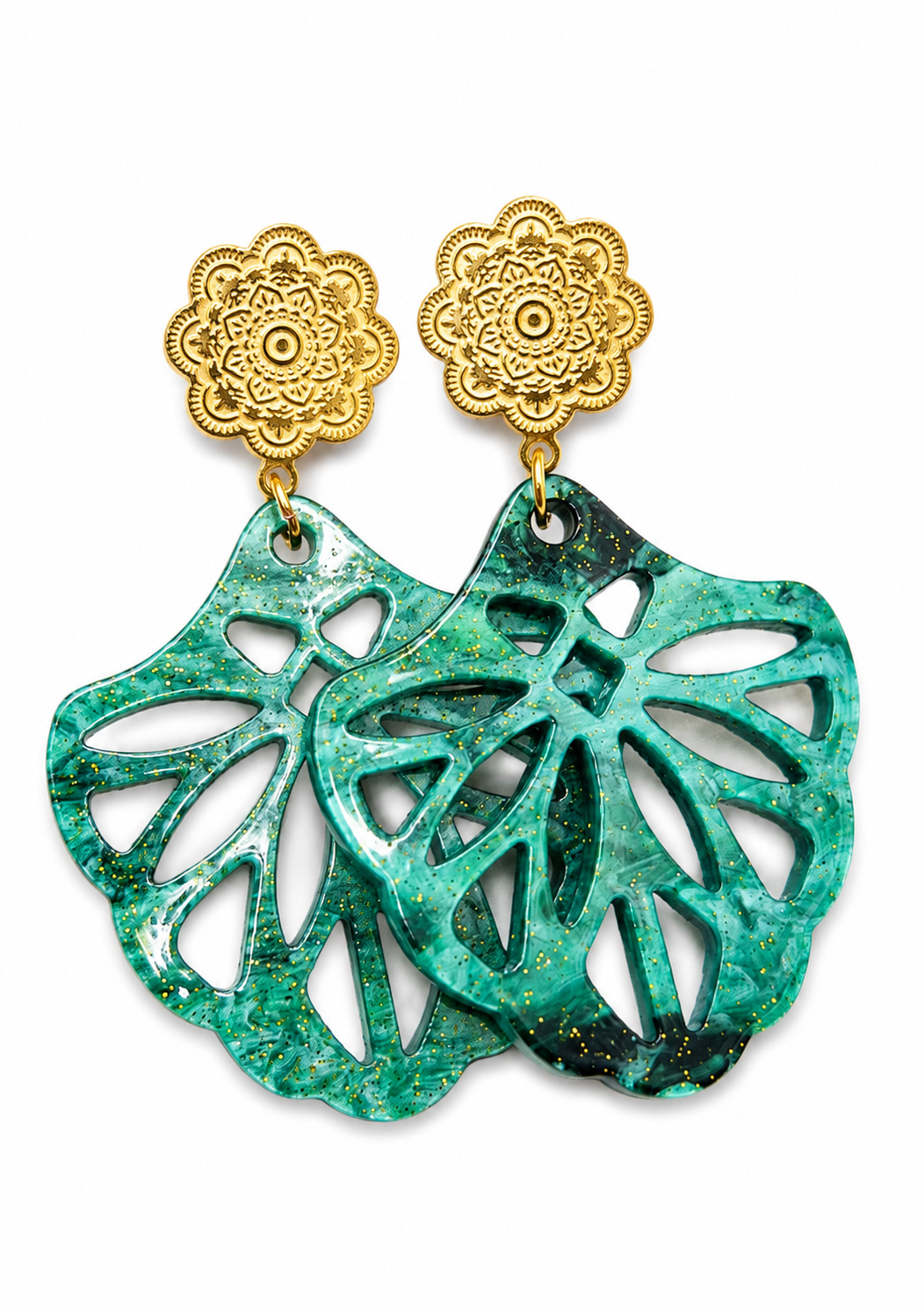 Model Yasmine goudkleurige bloemoorsteker met groene boho hanger