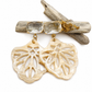 Model Leyla trendy oorstekers met boho zand / beige hanger