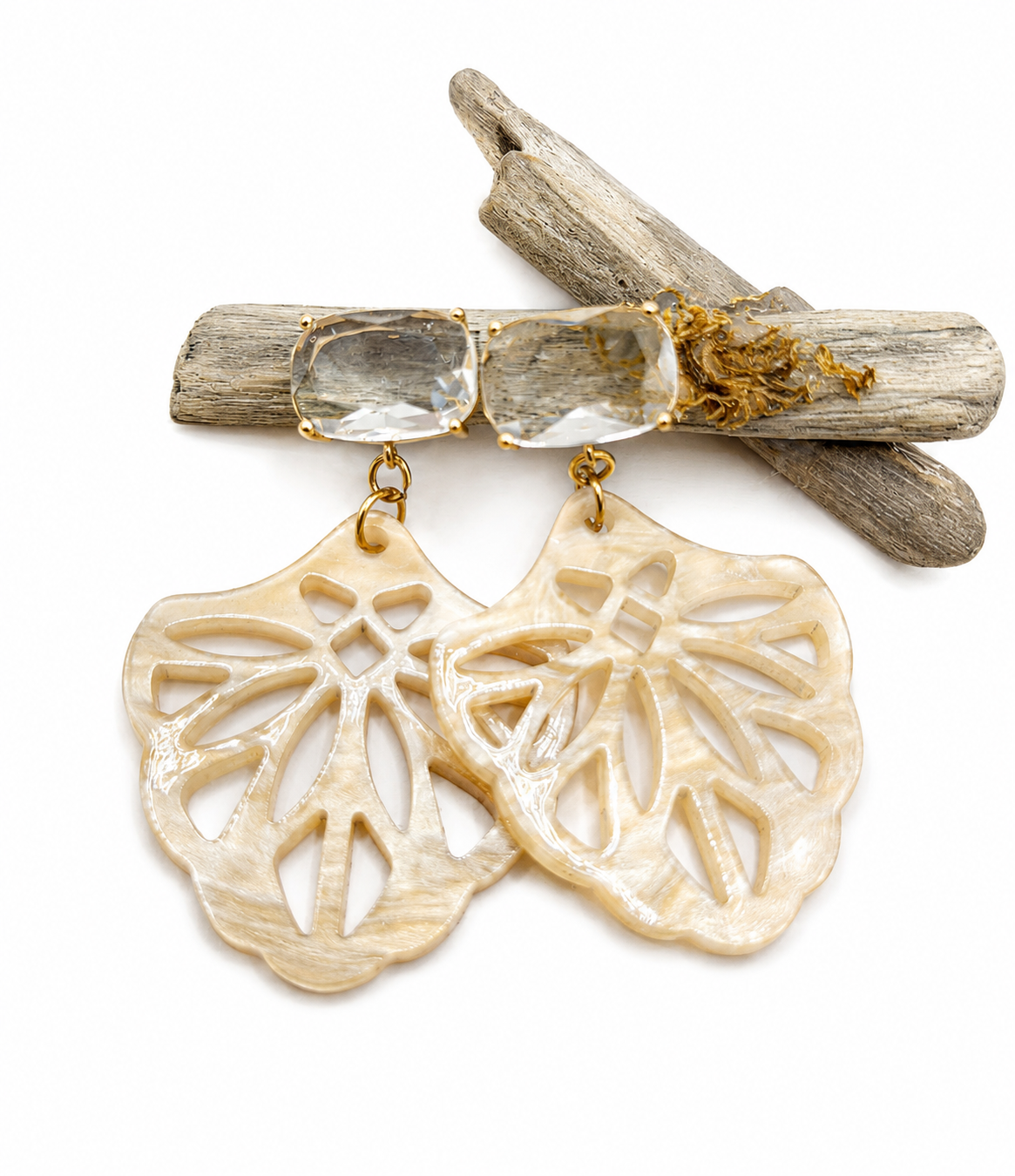 Model Leyla trendy oorstekers met boho zand / beige hanger