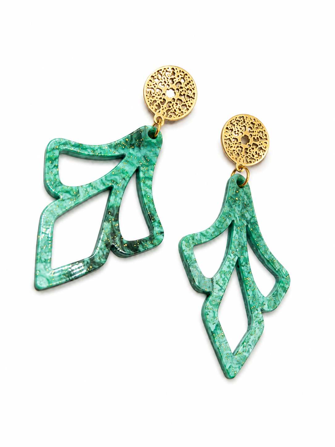 Model Zoya boho oorstekers met groen glitter lichtgewicht hanger