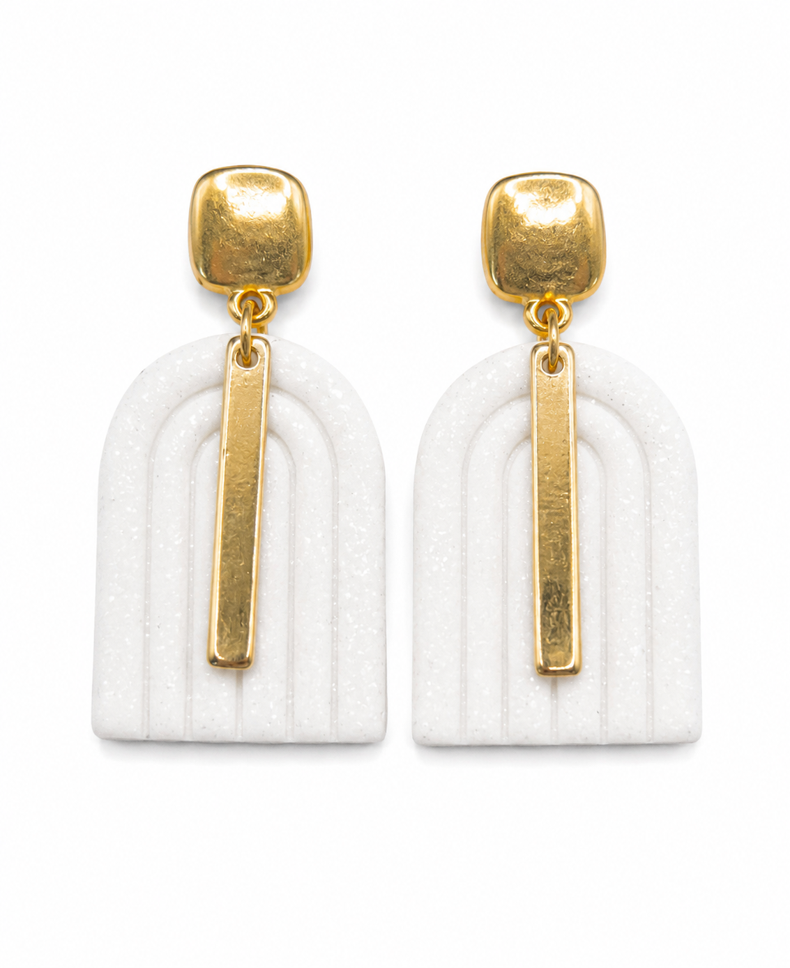 Oorstekers met prachtige wit parelmoer hanger wit en goud