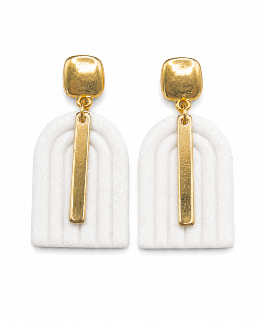 Oorstekers met prachtige wit parelmoer hanger wit en goud