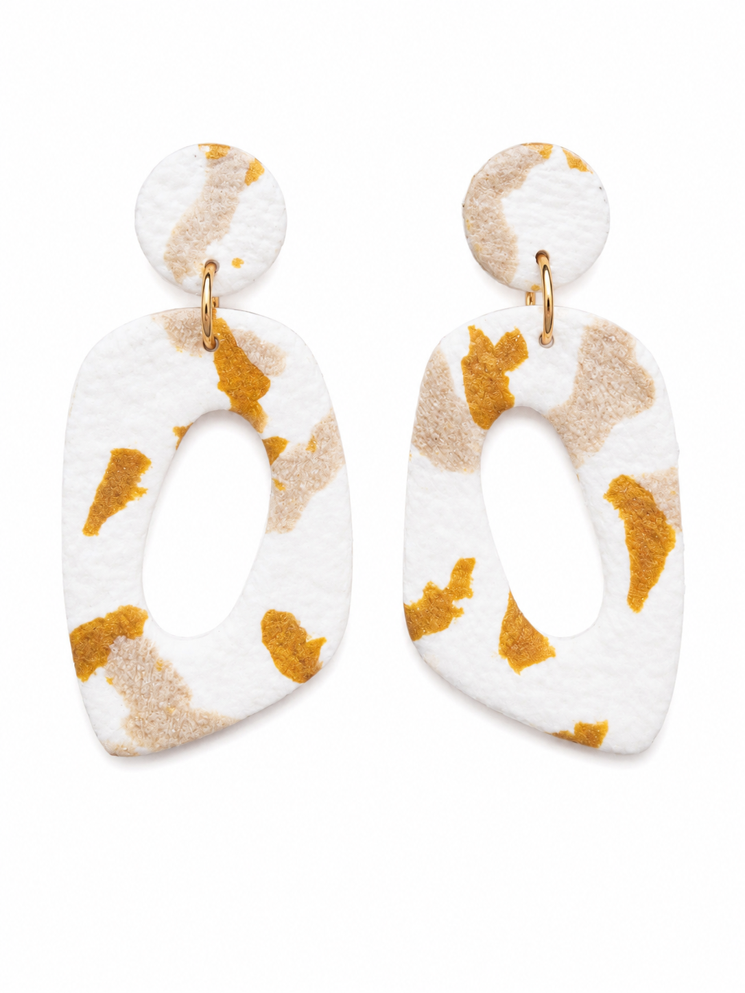 Oorbellen Pom mix wit zand goud