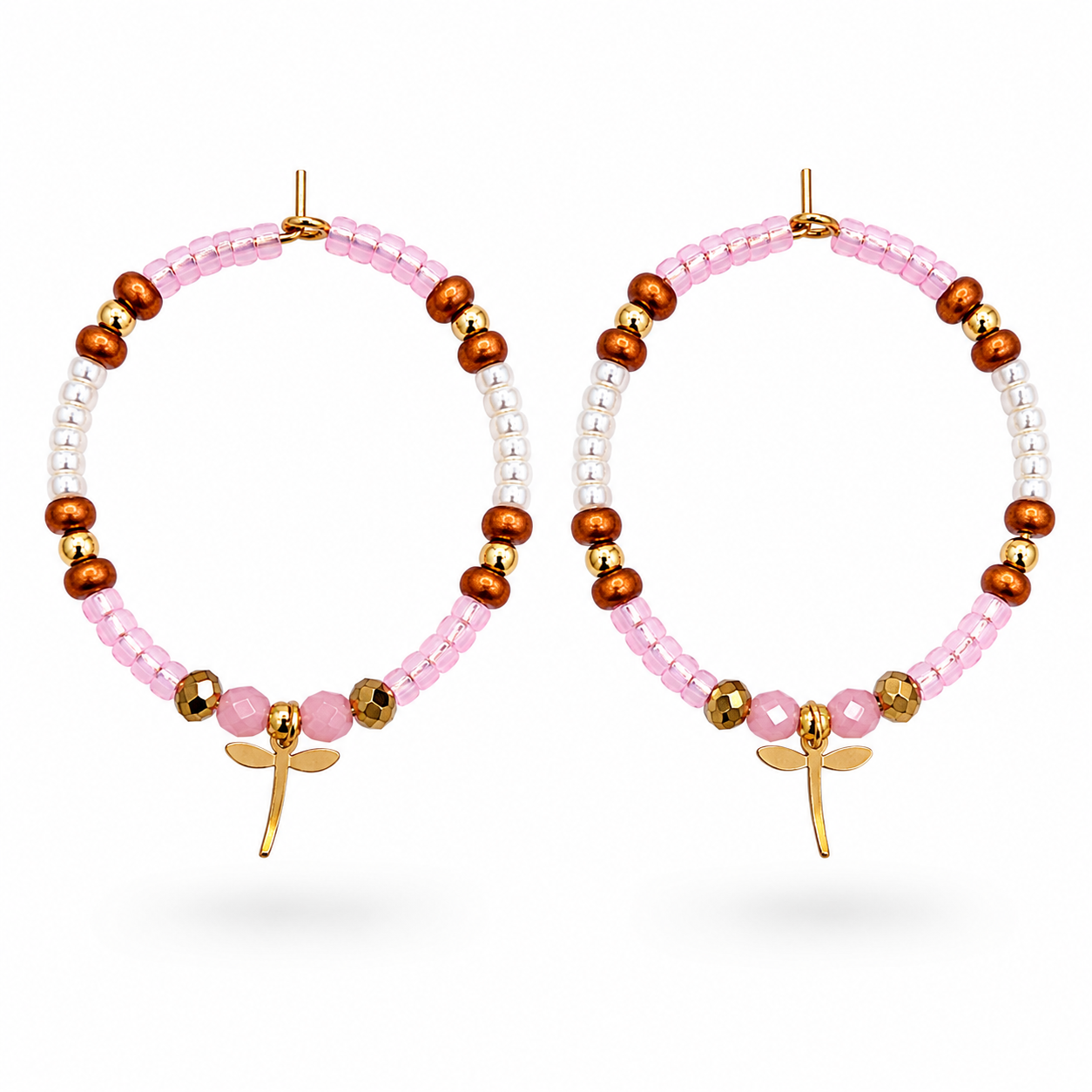 Vrolijke oorringen met libelle hanger roze bruin wit