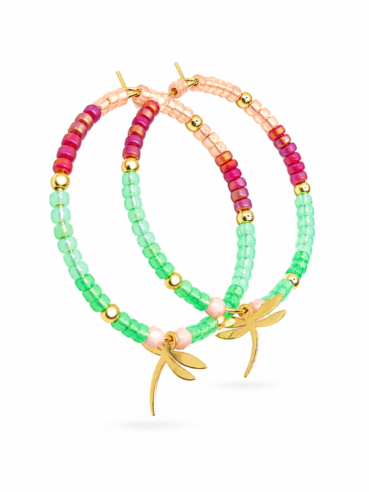 Vrolijke oorbellen met libelle hanger groen goud Bordeaux