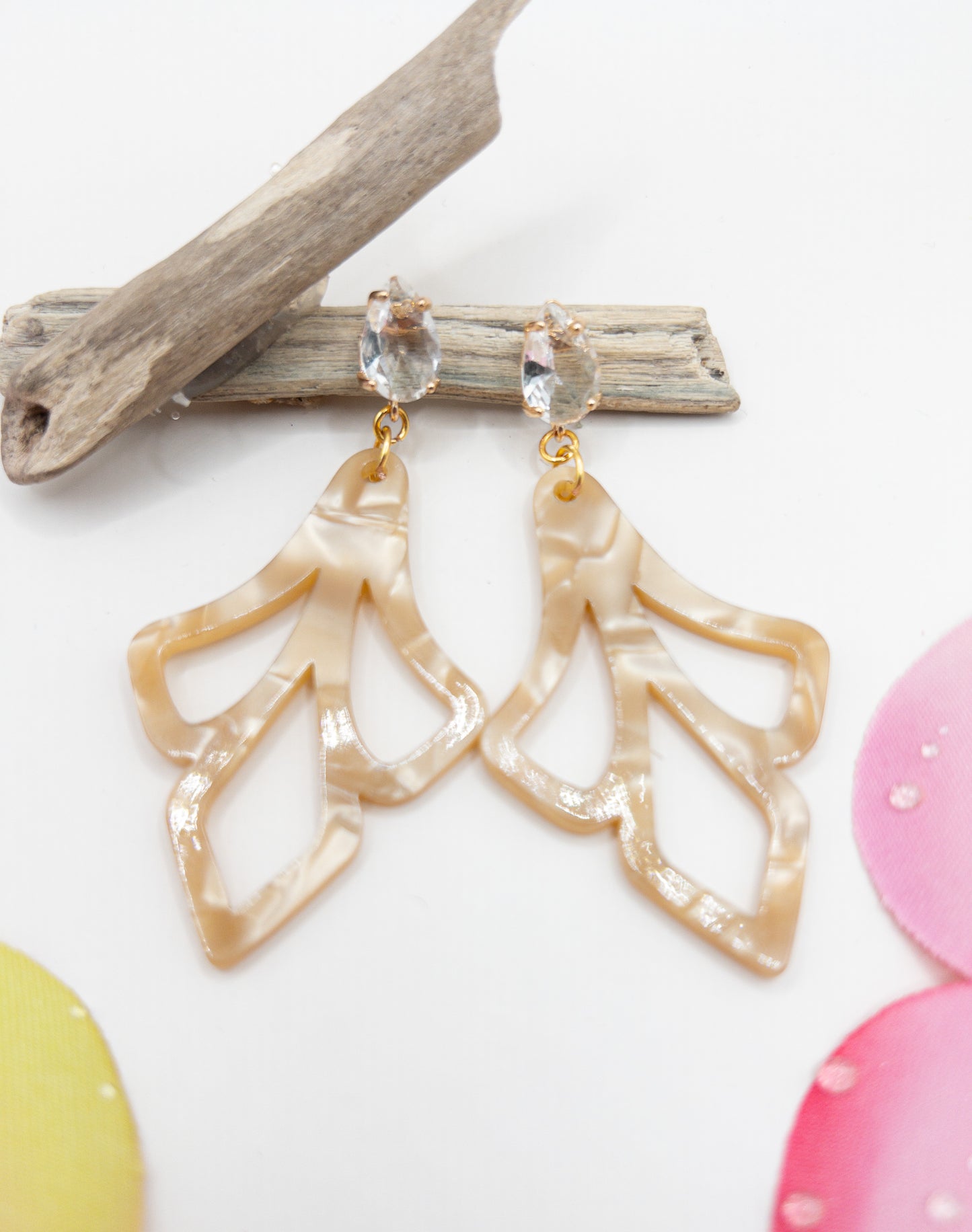 Model Rania oorstekers met glaskraal en beige / zand boho hanger