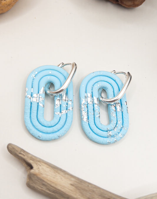 Creool hangers baby blauw en zilver / textuur