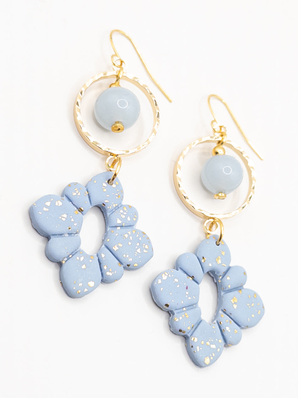 Oorbellen licht blauw bloem