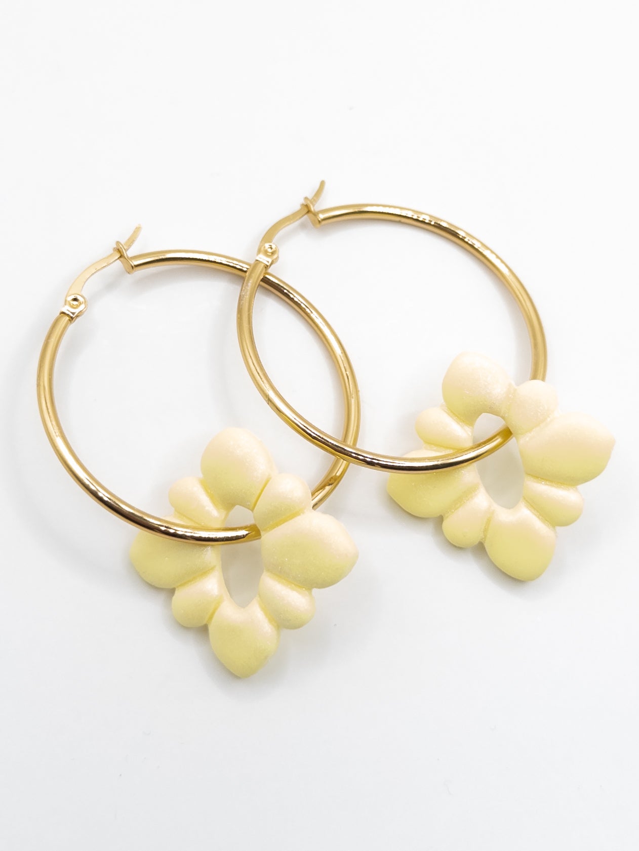 Creolen met zacht gele bloemhangers