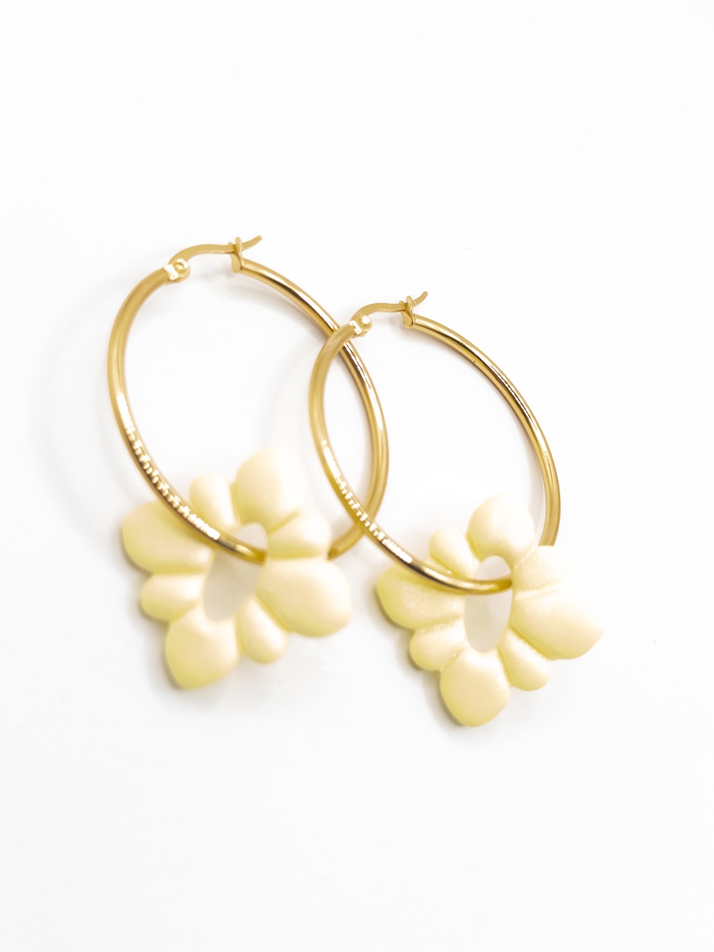 Creolen met zacht gele bloemhangers