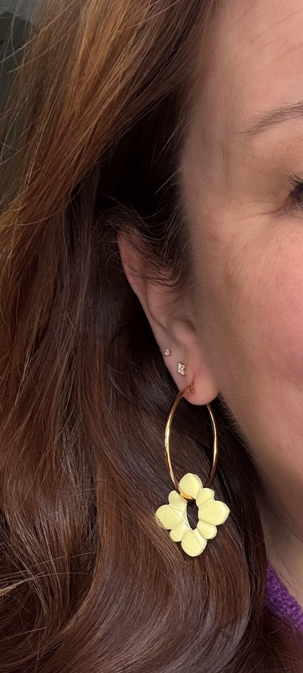 Creolen met zacht gele bloemhangers