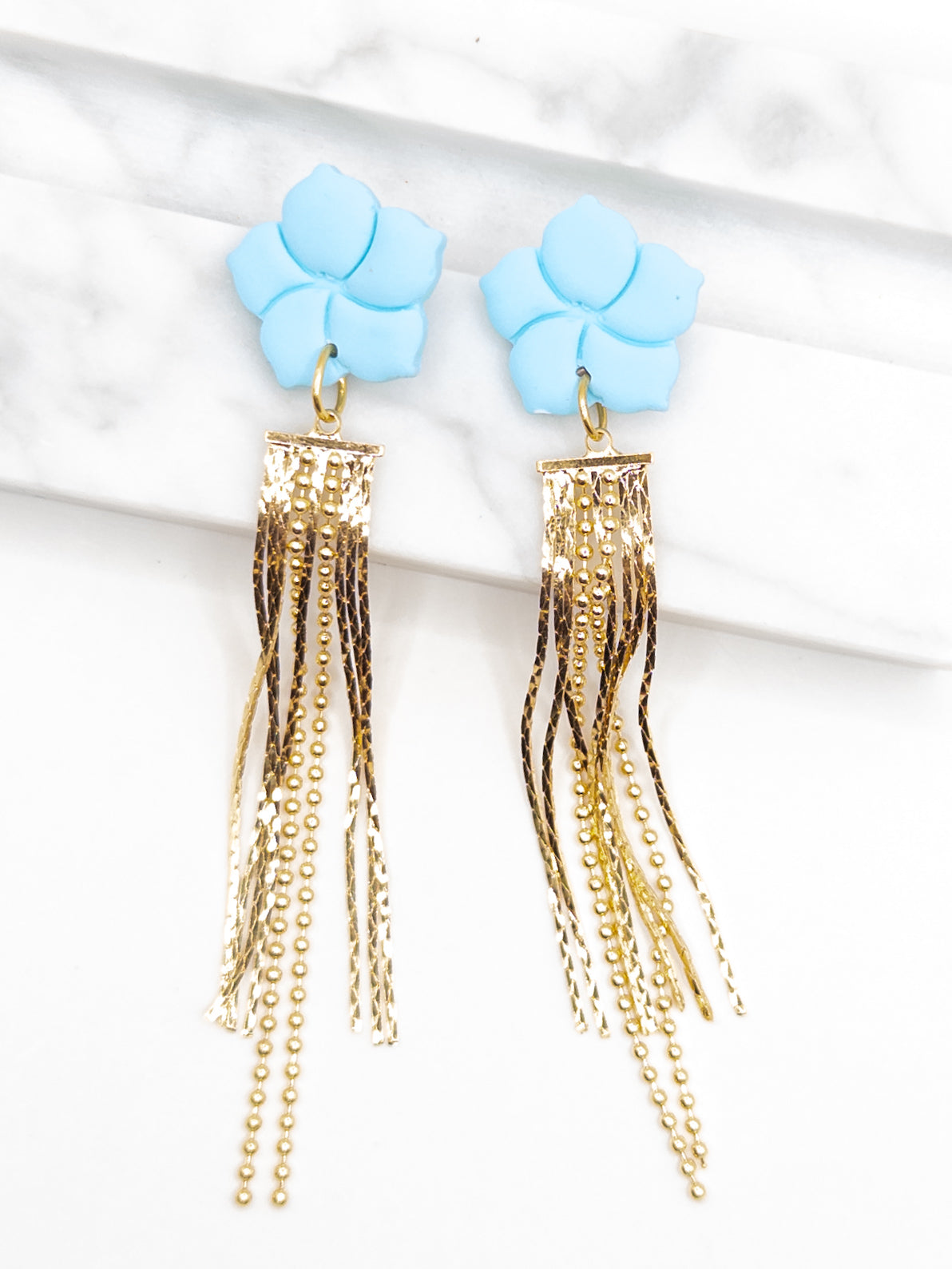Oorbellen blauw goud bloem statement